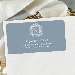 Etiqueta Elegant Dusty Blue Monogram Crest Wedding Address
