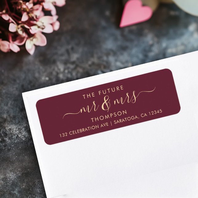 Etiqueta Elegante Future MR e MRS Endereço Rosa Burgundy (Burgundy address label on table reading THE FUTURE Mr & Mrs in a script font with flourishes)