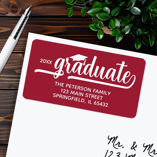 Etiqueta Endereço de devolução Crimson de script Chic do bo (Graduation script crimson red return address labels, 2.375" x 1.25", 18 labels per sheet)