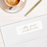 Etiqueta Endereço de Devolução de Casamento de Script Elega<br><div class="desc">Chic, moderna e simples etiqueta do endereço de volta do casamento com seus nomes em uma caligrafia dourada com guião manuscrito em fundo branco. Basta adicionar seus nomes e endereços. Desenvolvido exclusivamente para você pelo Happy Dolphin Studio. Se precisar de ajuda ou produtos correspondentes, entre em contato conosco em happydolphinstudio@outlook.com....</div>