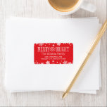 Etiqueta Endereço de devolução de feriados vermelhos felize<br><div class="desc">Vestir seus envelopes de férias em estilo nesta temporada de inverno! Esta etiqueta de endereço de retorno vermelho festivo apresenta um simples design de texto de "Feliz e Brilho" com borda e texto de flocos de neve de inverno que pode ser personalizado com seu endereço de devolução. A cor vermelha...</div>