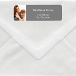 Etiqueta Endereço de devolução de fotos da cinza<br><div class="desc">Personalize e adicione sua foto,  nome e endereço. Fundo da cinza,  texto branco.</div>