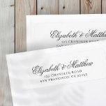 Etiqueta Endereço de Devolução de Script Elegante Moderno<br><div class="desc">Composto de simples linha de hetero com tipografia serif. Tudo contra um pano de fundo de branco puro. Estes elementos são simples,  modernos,  brincalhões e leves. Este foi projetado pelo White Paper Birch Co. exclusivo para Zazzle. Disponível aqui: http://www.zazzle.com/whitepaperbirch</div>