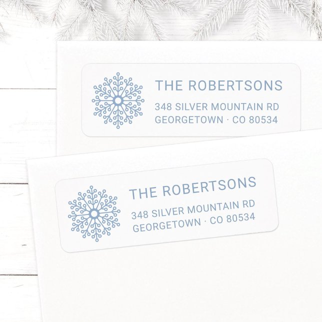 Etiqueta Endereço de devolução do floco de neve azul-claro  (Modern, elegant Snowflake Christmas return address labels in light blue with family name.)