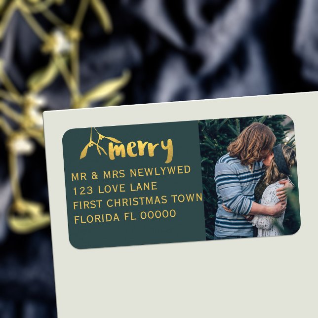 Etiqueta Endereço de Natal do Mistletoe de Feriado de feliz (A festive green and gold holiday address label where you can upload your photo and add your details)