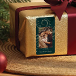 Etiqueta Fa La Magical Christmas Carol Photo Green<br><div class="desc">Nossa "Etiqueta de Foto Mágica e Imaginosa" é uma maneira charmosa de enviar alegria de férias para sua família e amigos. Estes adesivos capturam o espírito festivo da estação e adicionam um toque pessoal aos seus cartões de natal. A design mostra nosso trabalho artístico original, com galhardetes de ouro falsos...</div>