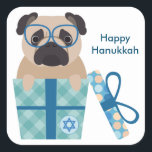 Etiqueta feliz do Pug de Hanukkah<br><div class="desc">Um presente de Chanukah do divertimento para qualquer um que ama filhotes de cachorro do pug dos cães… especialmente!  Hanukkah feliz!</div>