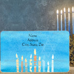Etiqueta Feliz Hanukkah Menorah<br><div class="desc">Celebre oito dias e oito noites do Festival das Luzes com cartões e presentes de Chanucá. O festival de luzes está aqui. Acenda a menorah, brinque com o sonho e o banquete em latas e suganínos. Celebre o espírito de Chanucá com amigos, familiares e entes queridos desejando-lhes Feliz Chanucá.</div>