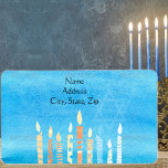 Etiqueta Feliz Hanukkah Menorah<br><div class="desc">Celebre oito dias e oito noites do Festival das Luzes com cartões e presentes de Chanucá. O festival de luzes está aqui. Acenda a menorah,  brinque com o sonho e o banquete em latas e suganínos. Celebre o espírito de Chanucá com amigos,  familiares e entes queridos desejando-lhes Feliz Chanucá.</div>