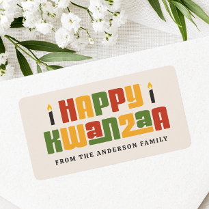 Etiqueta Feliz Kwanzaa vela preta com texto de nome persona