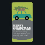 Etiqueta Feliz Natal com o Novo Endereço Doméstico em Movim<br><div class="desc">Um Cartões de natal moderno ilustrando um carro movendo presentes e uma árvore.</div>