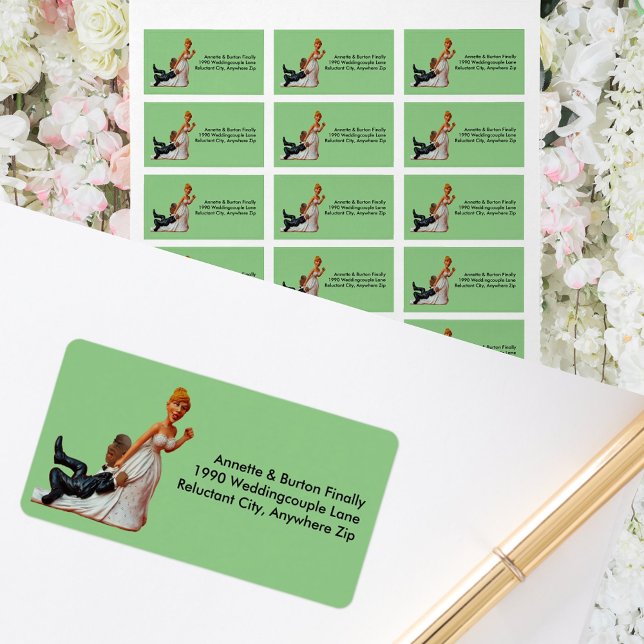 Etiqueta Finalmente Casal Engraçado Casal Interracial 2 (Finally Wedding Couple Funny Interracial Couple 2 Address Label)