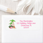 Etiqueta Flamingo Tropical Beach Palm Tree Christmas<br><div class="desc">Flamingo Tropical Beach Palm Tree natal de Natal devolve etiquetas adesivas em cor rosa quente e verde limão. Um ninho flamingo na areia com um presente de Natal sob palmeiras decoradas com Enfeites de natal cor-de-rosa e luzes de cordas. Personalize o modelo de endereço e use todas as suas mensagens...</div>