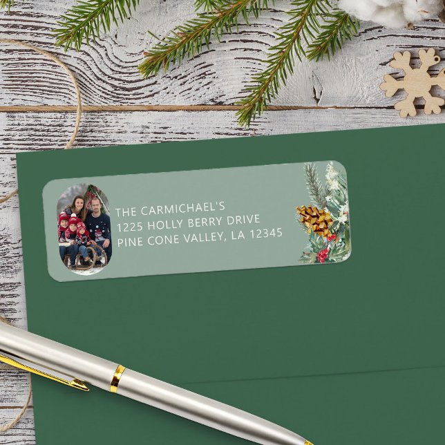 Etiqueta Foto da família Green Holly Pine Natal (Photo Return Address Labels with Holly and Pine from Rounded Lozenge Photo Collage collection)