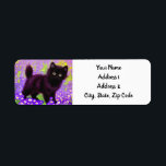 Etiqueta Gustav Klimt Black Kitten<br><div class="desc">Devolva etiquetas de endereço com um gatinho preto Gustav Klimt! Esta beleza de olhos largos se coloca num campo verde de flores roxas. Um presente pensativo para amantes de gatos e entusiastas de arte austríacos!</div>
