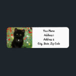 Etiqueta Gustav Klimt Kitten<br><div class="desc">Devolva etiquetas de endereço com um gatinho Gustav Klimt! Este gatinho preto veste um colar prateado e se senta num campo de flores vermelhas, azuis, brancas e amarelas. Um presente maravilhoso para amantes de gatos e entusiastas de arte austríacos!</div>