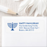 Etiqueta Hanukkah menorah personalizada azul branco simples<br><div class="desc">Chanucá menorah personalizada, azul e branco, minimalista moderno e simples etiquetas de Endereço de Retorno elegante. Texto azul personalizado, fundo branco.</div>