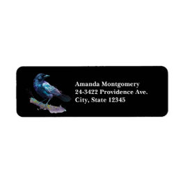 Etiqueta Linda Raven em uma ramificação de árvores