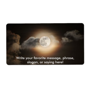 Etiqueta Lua cheia na noite nebulosa