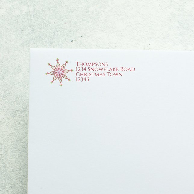 Etiqueta Manivelamento simples do floco de neve de inverno (Red and green Christmas snowflake return address label with festive holiday typography.)