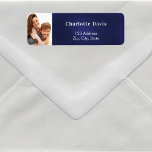Etiqueta Marinho azul foto do endereço de devolução do casa<br><div class="desc">Personalize e adicione sua foto,  nome e endereço. Cartas brancas. Cor azul de fundo do marinho,  a cor azul é irregular.</div>