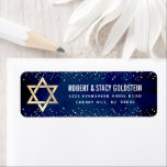Etiqueta Marinho Bat Mitzvah Dourado Glitter Bold Return En<br><div class="desc">Tenha orgulho, alegria e comemore este marco do seu Bat Mitzvah favorito sempre que você usar esta sofisticada etiqueta de endereço de retorno personalizada! A tipografia de serifa branca, a estrela dourada falsa de David e minúsculos pontos de brilho dourado falso sobrepõem um sofisticado e dramático fundo de aquarela azul-marinho....</div>