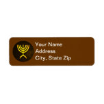 Etiqueta Menorah Flame<br><div class="desc">Uma renderização digital da menorah judaica de sete ramificações (hebraico: מְ נ וֹ ה ‎). A menorah de sete ramificações, usada no santuário portátil montado por Moisés na selva e, mais tarde, no Templo em Jerusalém, tem sido símbolo do judaísmo desde a Antiguidade e é o emblema no casaco de...</div>