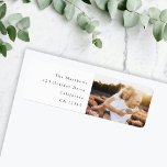 Etiqueta Minimal Simple Elegant Photo Return Address<br><div class="desc">A stylish photo return address label with classic typography in black on a clean simple minimalist white background. The photo, name and greeting can be easily customized for a personal touch. A simple, minimalist and contemporary design to stand out this holiday season or for any special occasion such as your...</div>