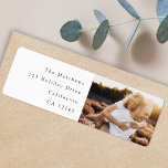 Etiqueta Minimal Simple Elegant Photo Return Address<br><div class="desc">A stylish photo return address label with classic typography in black on a clean simple minimalist white background. The photo, name and greeting can be easily customized for a personal touch. A simple, minimalist and contemporary design to stand out this holiday season or for any special occasion such as your...</div>