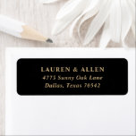 Etiqueta Mínimo Moderno Endereço de Devolução de Casamento<br><div class="desc">Adicione um belo toque final às suas cartas de casamento com esta etiqueta de endereço de retorno,  com tipografia dourada sobre fundo preto sólido.</div>