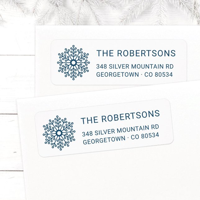 Etiqueta Modern Teal Snowflake Endereço de Regresso de Nata (Modern, elegant Snowflake Christmas return address labels in teal blue with family name.)