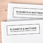 Etiqueta Moderno e simples endereço de devolução de tipogra<br><div class="desc">Composto de uma simples estrutura revestida de hetero com tipografia serif. Tudo contra um pano de fundo de branco puro. Estes elementos são simples,  modernos e leves. Este foi projetado pelo White Paper Birch Co. exclusivo para Zazzle. Disponível aqui: http://www.zazzle.com/whitepaperbirch</div>