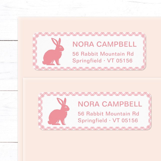 Etiqueta Moderno Peach Rosa Bunny Gingham Endereço de Retor (Modern, cute peach pink bunny return address label with stylish gingham plaid background.)