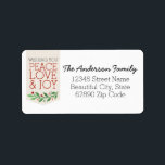 Etiqueta Na moda Peace Joy Love Christmas Wreath<br><div class="desc">O design apresenta o texto 'Desejando paz,  amor e alegria' com um ramo de férias verde e vermelho. Personalize-o com seu nome e endereço.</div>