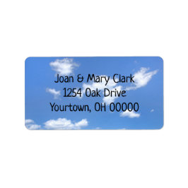 Etiqueta nuvens fofinhas no céu de verão