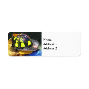 Etiqueta O capacete do bombeiro no uniforme