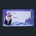 Etiqueta Panda Bear Christmas<br><div class="desc">Os presentes e acessórios de natal Festivo Panda Bear Bear de Animal apresentam nossa divertida trabalho de arte de um urso panda fofo escondido em um chapéu vermelho de Papai Noel em uma paisagem nevada contra um céu noturno estrelado azul escuro texturizado pintado pelo ilustrador de livros infantis Traci Van...</div>