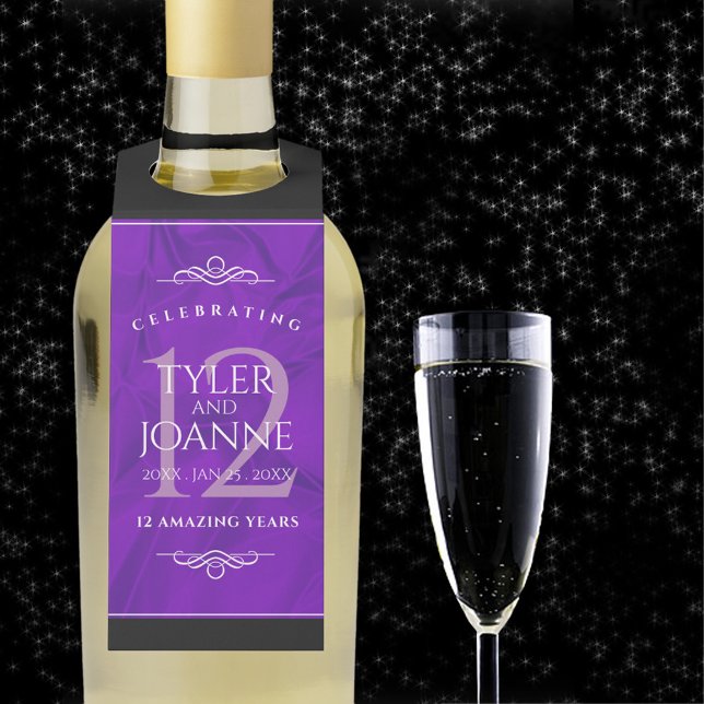 Etiqueta Para Garrafa Elegante Celebração do Aniversário de Casamento de (12th silk wedding anniversary with champagne flute on a starry night sky.)