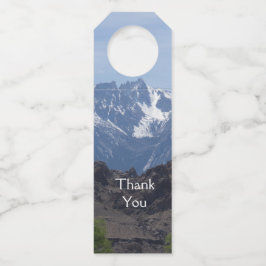 Etiqueta Para Garrafa Montanhas com capa de neve de pinheiro solitário