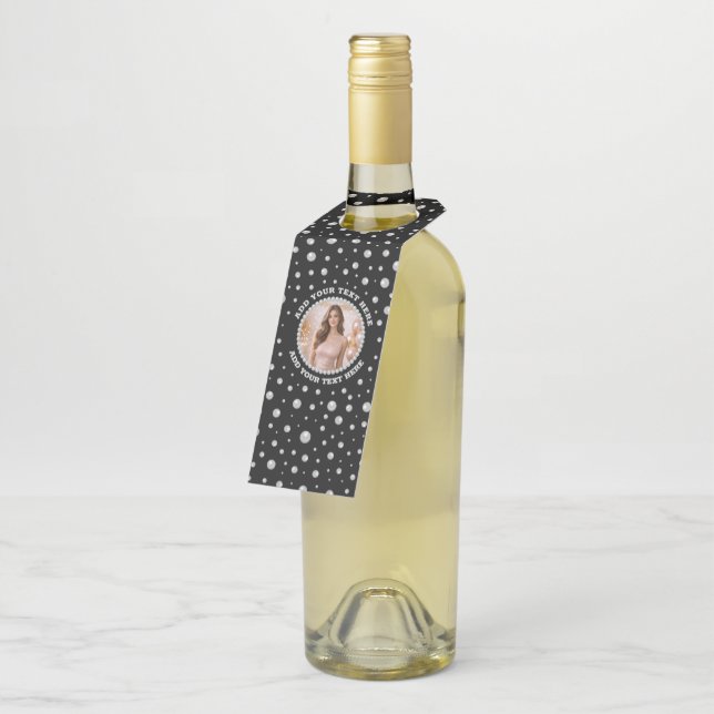 Etiqueta Para Garrafa Personalized Photo with Pearls Circle on Black (Inclinado)