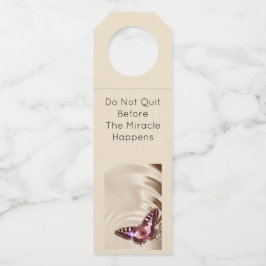 Etiqueta Para Garrafa Uma borboleta cor-de-rosa sobre um fundo de natas