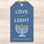 Etiqueta Para Presente "Amor e Luz" Menorah personalizou Chanucá<br><div class="desc">Adicione um toque significativo aos presentes de Chanucá com estas elegantes etiquetas de presentes "Amor e Luz"! Apresentando um fundo azul brilhante, uma ilustração da menorah brilhante, e a mensagem eloquente "Amor e Luz", estas etiquetas são perfeitas para presentes de férias, favoritos para festas ou decoração festiva. Personalizável com seu...</div>