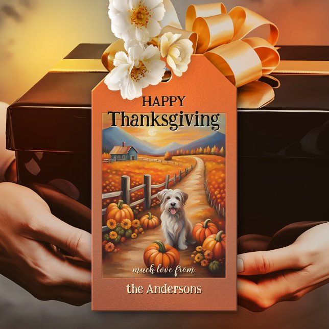 Etiqueta Para Presente Aquarela Pumpkin Autumn Landscape Graças (Colorful Thanksgiving gift tag featuring a painting of a cute dog in autumn with pumpkins)