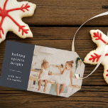 Etiqueta Para Presente Baking Spirits Bright | Modern Stylish Kids Photo<br><div class="desc">Stylish modern holiday baking photo gift tags with a classic typography quote "baking spirits bright" with a dividing line and family name in white. The design features a bluish black charcoal gray color. The photo, greeting and name can be easily customized for a design as unique as your special family....</div>
