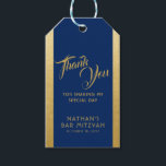 Etiqueta Para Presente Bar Azul Mitzvah Favor Obrigado<br><div class="desc">Clássico Bar azul elegante e dourado Mitzvah Obrigado por etiquetas de presentes com simples bordas douradas e texto personalizado através de fontes modernas e ornamentados para uma aparência única. Itens de coordenação disponíveis na seção do Bar Mitzvah do Compro Designer de Grama de Papel.</div>
