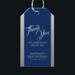 Etiqueta Para Presente Bar de Prata Azul Mitzvah Favor Obrigado<br><div class="desc">Bar elegante azul e cinza prateada Mitzvah Obrigado a você por etiquetas de presentes com bordas simples de textura prateada e texto personalizado através de fontes modernas e ornamentados para um aspecto único. Itens de coordenação disponíveis na seção do Bar Mitzvah do Compro Designer de Grama de Papel.</div>