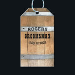 Etiqueta Para Presente Barril Whiskey do Padrinho de casamento Personaliz<br><div class="desc">Obrigado seus padrinhos de casamento com este cartucho de uísque rústico com design de tipografia ousada ocidental. Personalize esta design com seu nome de padrinho de casamento e data do casamento. Faz uma etiqueta de presente de excelente.</div>