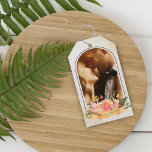 Etiqueta Para Presente Casamento de Fotografia do Arco Floral de Pêssego<br><div class="desc">Foto Romântica de Arca Floral Foto de Casamento de Pêssego Cortês com Etiquetas de Presente. O design tem fundo de aquarela com cor de pêssego e espaço para adicionar uma foto e adicionar nomes do novo casal. Essas etiquetas de presentes podem ser personalizadas mudando os nomes da noiva, noiva e...</div>