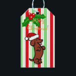 Etiqueta Para Presente Dachshund Christmas Santa Hat<br><div class="desc">Um desenho animado e fofo Dachshund criado por Naomi Ochiai do Japão. Bom para amantes de cães que amam cães Dachshund! Um adorável cachorrinho Dachshund fica animado com Papais noeis Ha! Que filhote malicioso! Você pode personalizar texto e muito mais! Fundo de listras de cor vermelha e natalina.</div>