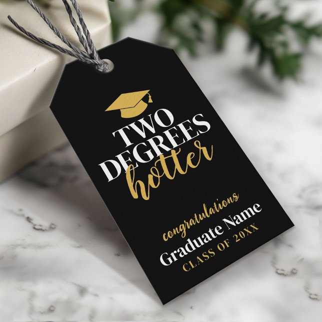 Etiqueta Para Presente Dois graus mais quente - Nome - Graduação Dourada  (Custom Graduation Gift Tag - Modern Black and Gold Design)